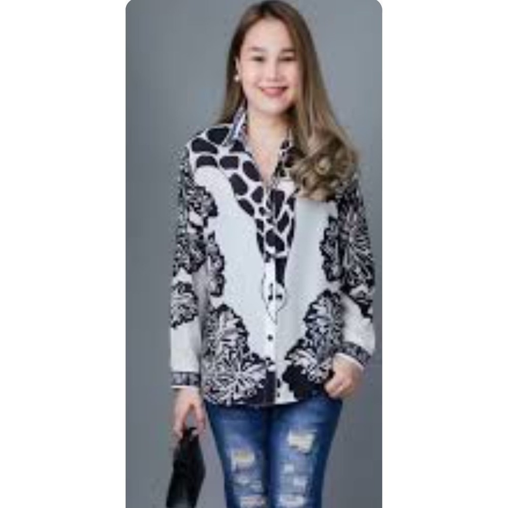 Cirka Womens Giraffe Print Button Down Shirt White Black Satin Finish (30)